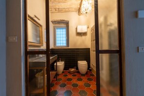 Een douche, een haardroger, handdoeken