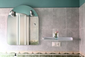 Shower, towels