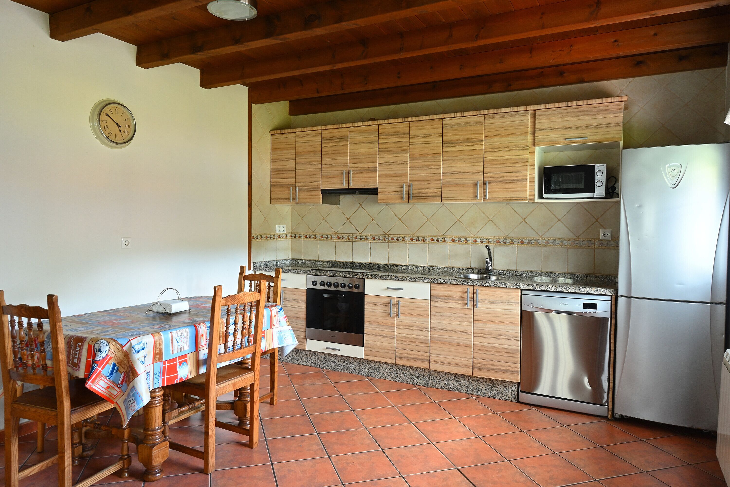 Een koelkast, een magnetron, een vaatwasser