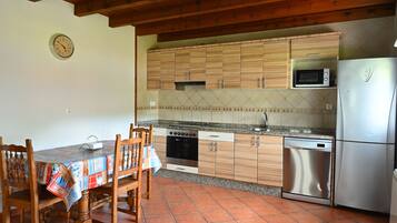 Refrigerador, microondas, lavavajillas y cafetera y tetera