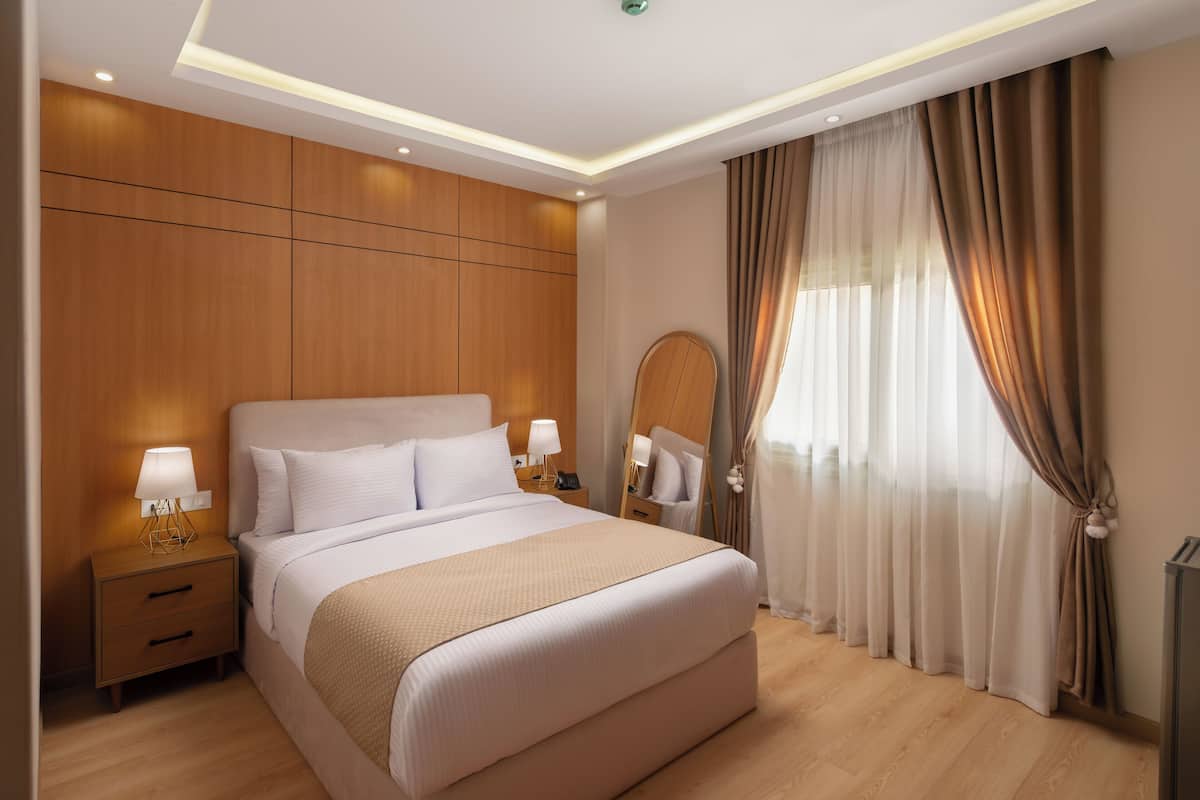 Comfort Double Room | Desk, soundproofing, WiFi (free)