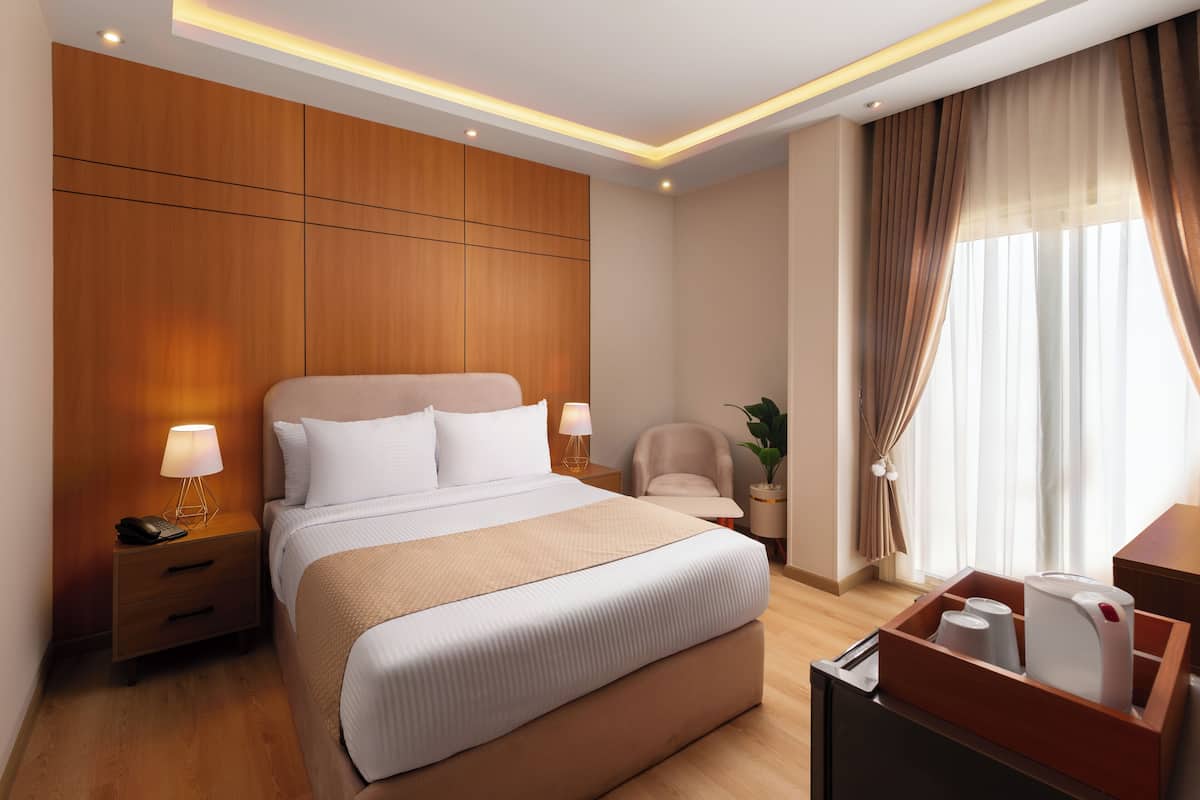 Habitación Deluxe doble, vistas a la ciudad | 1 dormitorio, escritorio, wifi gratis