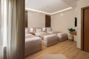 Kolmen hengen comfort-huone | 1 makuuhuone, työpöytä, ilmainen Wi-Fi