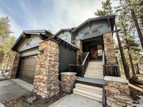 Gorgeous Luxury Home, 2 Primary Suites, Private Hot Tub & Near Eagle Lodge
