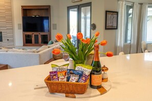 Smart-TV, Kamin, Tischtennisplatte