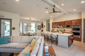 Een smart-tv, een open haard en een tafeltennistafel