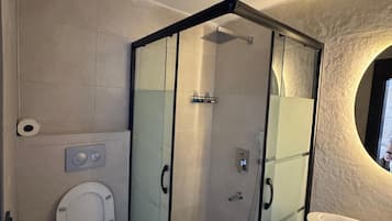 Ducha, artículos de tocador gratuitos, secador de pelo, toallas