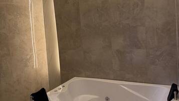 Buồng tắm vòi sen, đồ dùng nhà tắm miễn phí, máy sấy tóc, khăn tắm