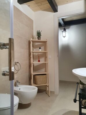 Haartrockner, Bidet, Handtücher, Seife