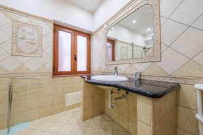 Ducha, secador de pelo, toallas