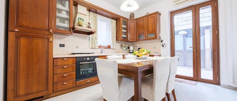 Réfrigérateur, four, plaque de cuisson, cafetière/bouilloire