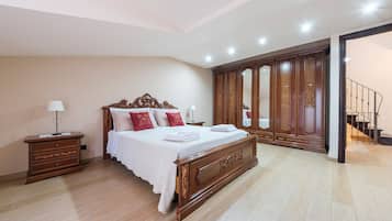 4 habitaciones, tabla de planchar con plancha y ropa de cama