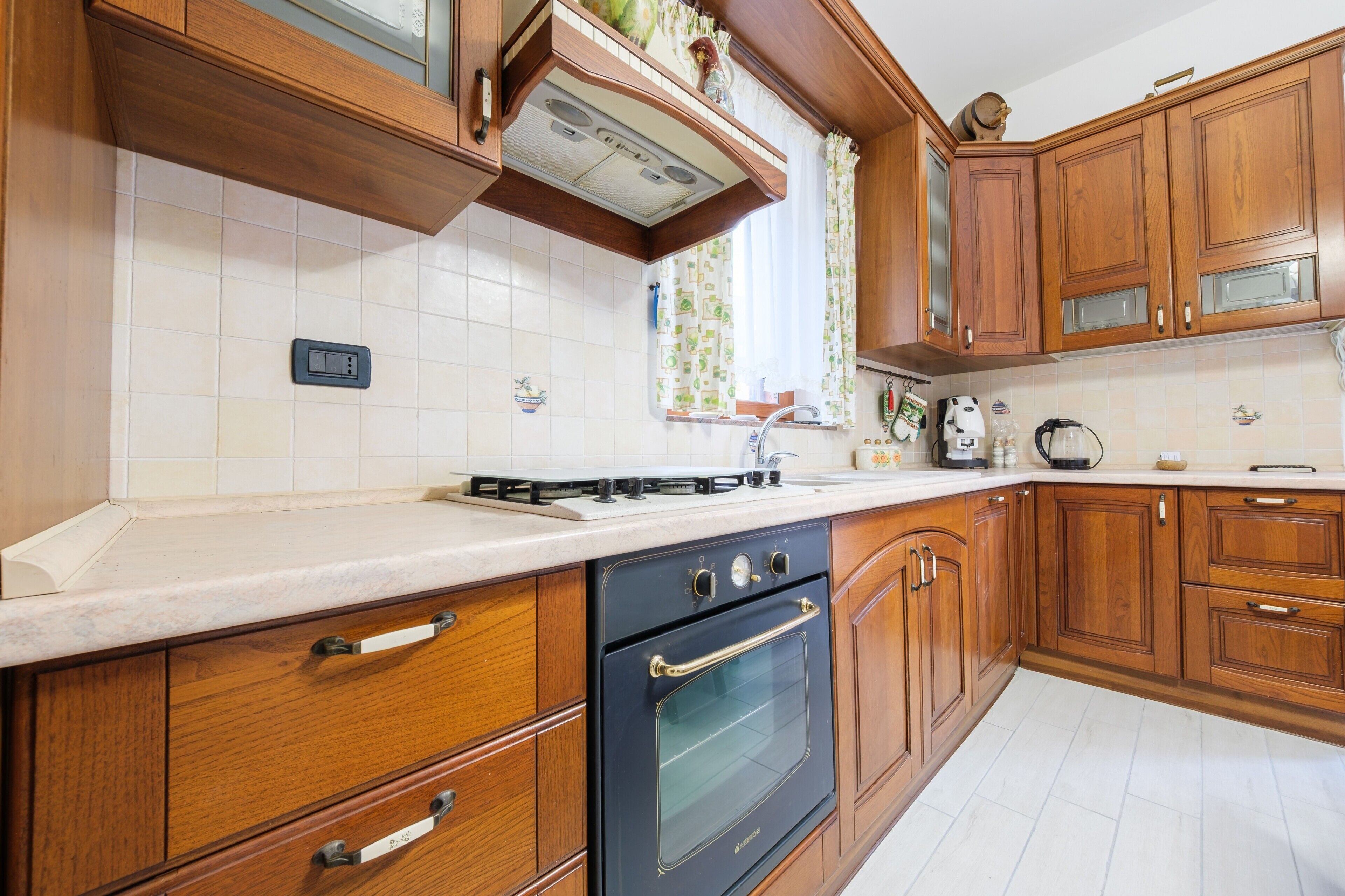 Fridge, oven, stovetop, coffee/tea maker