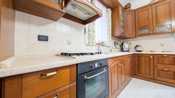 Fridge, oven, stovetop, coffee/tea maker