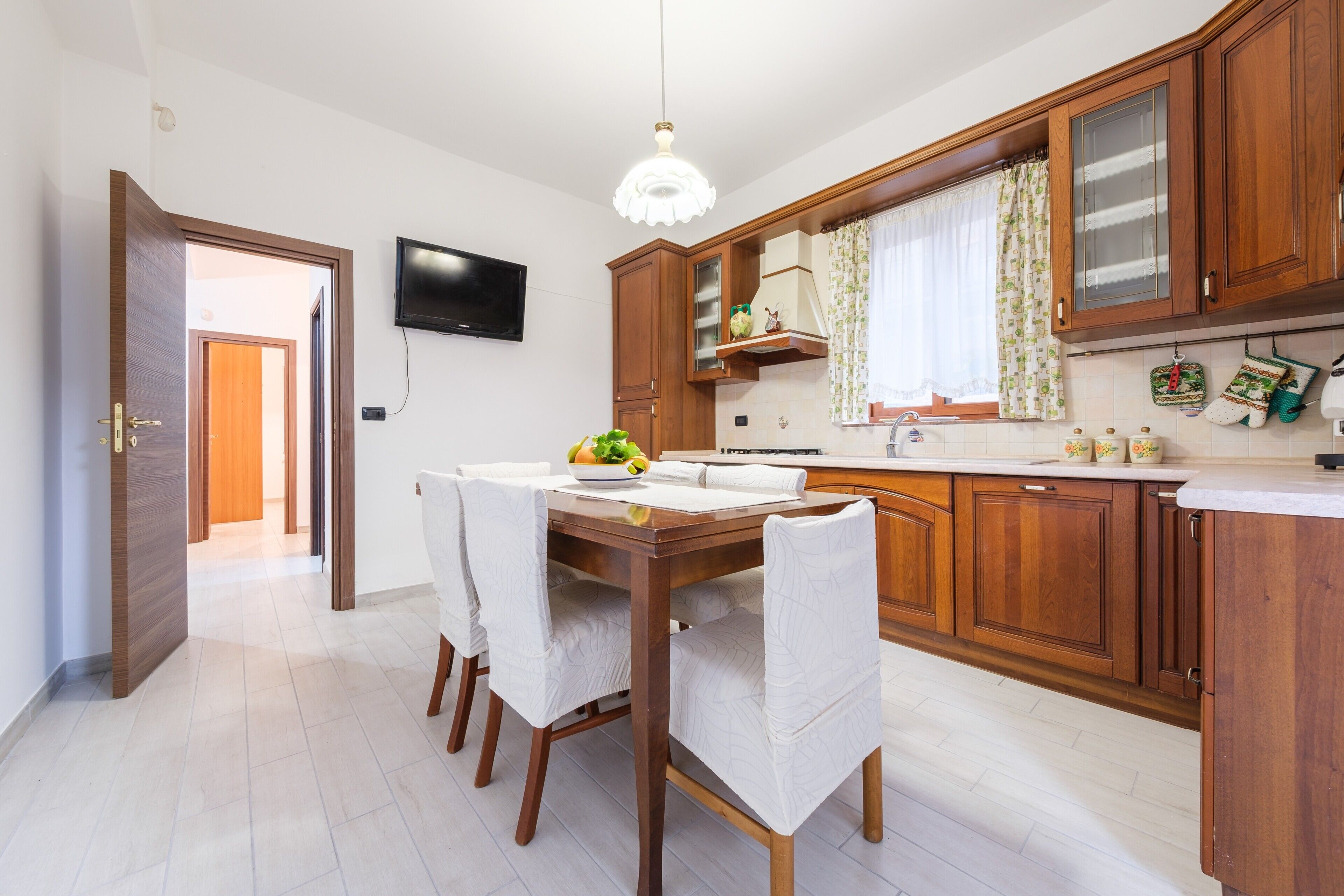 Fridge, oven, stovetop, coffee/tea maker