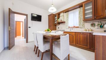 Fridge, oven, stovetop, coffee/tea maker
