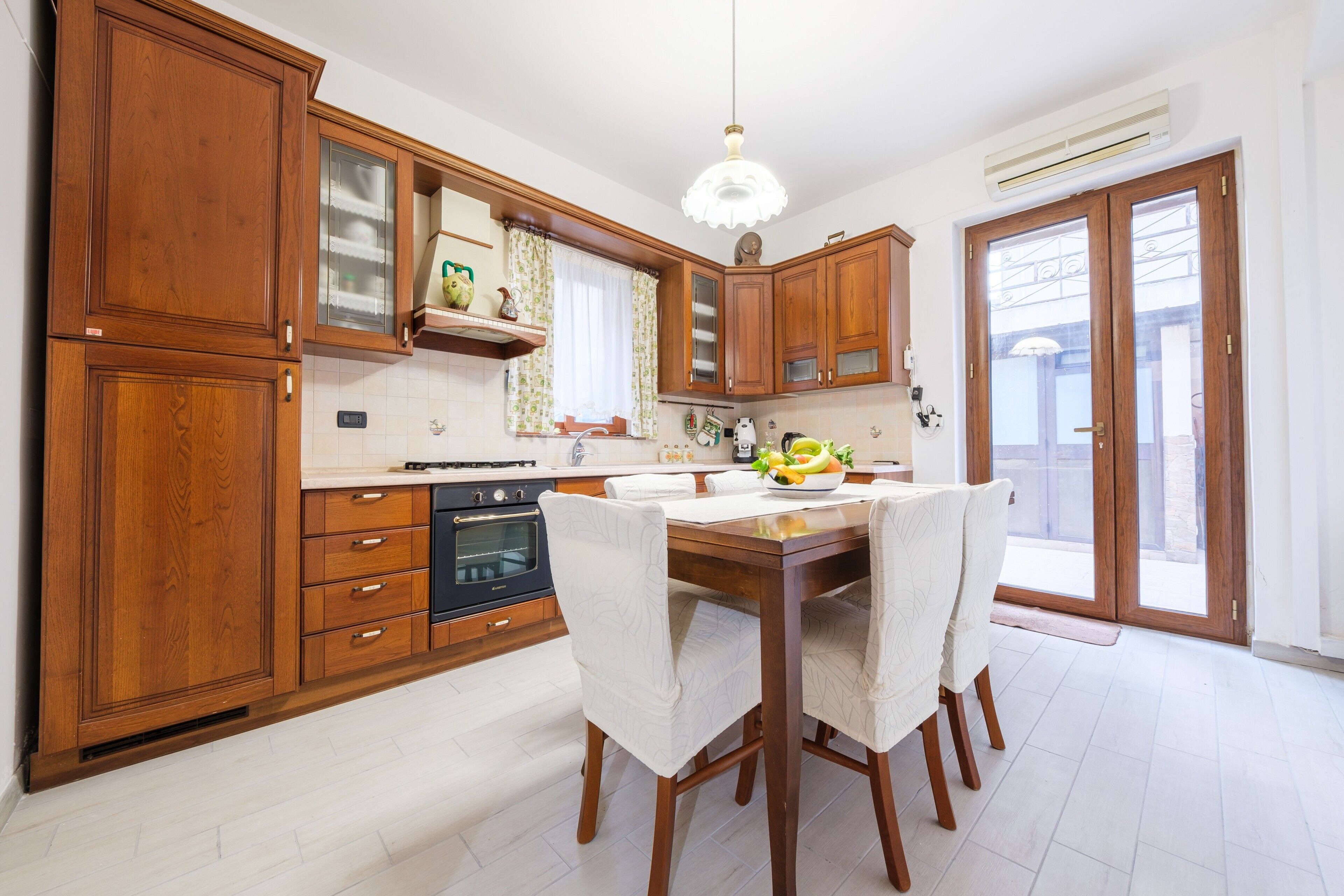 Fridge, oven, stovetop, coffee/tea maker