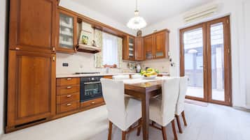 Fridge, oven, stovetop, coffee/tea maker