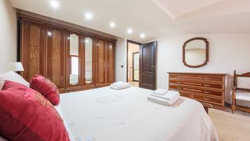 4 bedrooms, iron/ironing board, WiFi, bed sheets