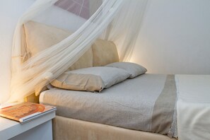 2 bedrooms, bed sheets - Holiday Home 'Cala Lupo' with Private Terrace, Private Garden and Air Conditioning (Stintino)