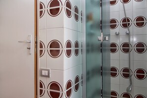 Ducha, secador de pelo y toallas