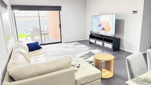 Smart TV - Modern 4BR Family Home with Pool, Gym & Garage – Quiet, Central Location (Rockbank)