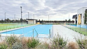 Utomhuspool och uppvärmd pool