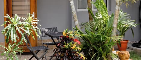Chambre Triple Supérieure, patio, vue piscine | Terrasse/Patio