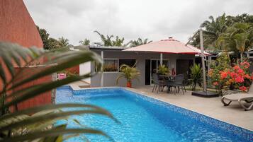 Außenpool, Sonnenschirme, Liegestühle