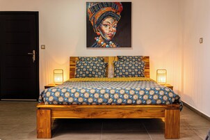 Caja de seguridad en la habitación, escritorio y cortinas blackout 