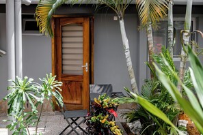 Habitación triple superior, patio, vistas a la piscina | Terraza o patio