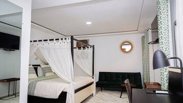 Superior-Dreibettzimmer, Poolblick | Zimmersafe, Schreibtisch, Verdunkelungsvorhänge, Bügeleisen/Bügelbrett