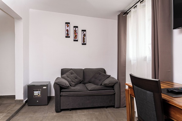 Habitación triple superior, patio, vista a la alberca | Caja de seguridad en la habitación, escritorio y cortinas blackout