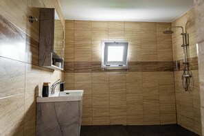 Comfort Double Room, Garden View | Bathroom - Villa Jaddis (Abidjan)