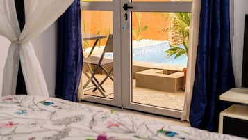 Chambre Double Confort, patio, vue piscine | Coffres-forts dans les chambres, bureau, rideaux occultants
