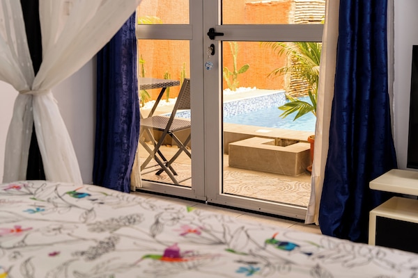 Kamar Double Comfort, patio, pemandangan kolam renang | Brankas, meja kerja, tirai kedap cahaya, dan setrika/meja setrika