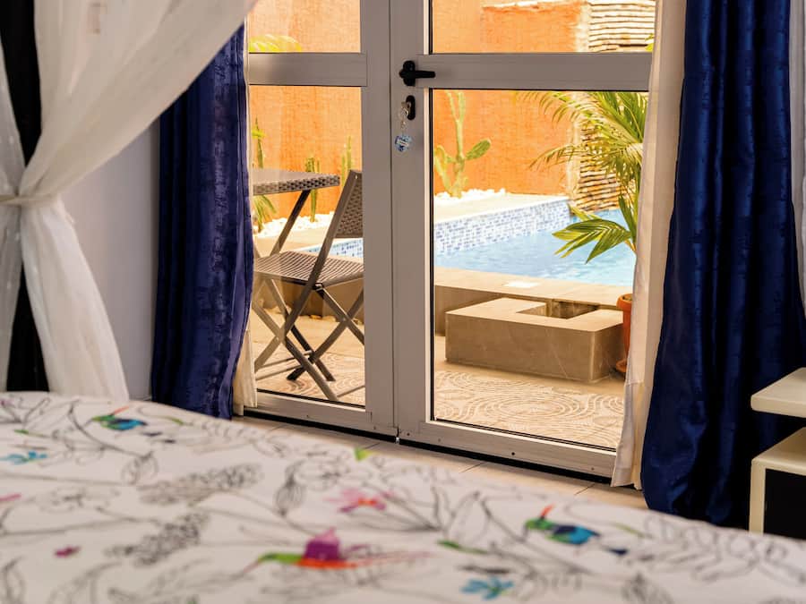 Caja de seguridad en la habitación, escritorio y cortinas blackout