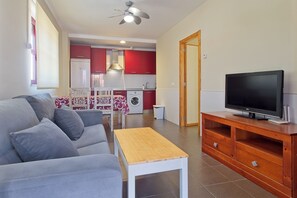 TV - Apartment 'Turístico 1' with Lake View, Shared Pool and Wi-Fi (Sardón de los Frailes)