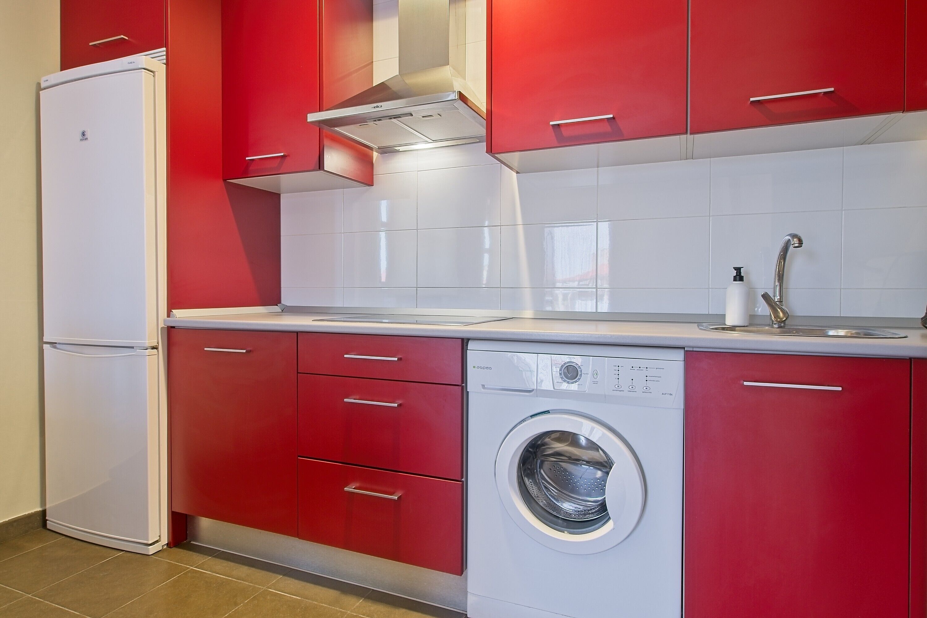 Køleskab, mikrobølgeovn, kogeplade, kaffe-/temaskine