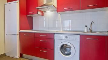 Køleskab, mikrobølgeovn, kogeplade, kaffe-/temaskine