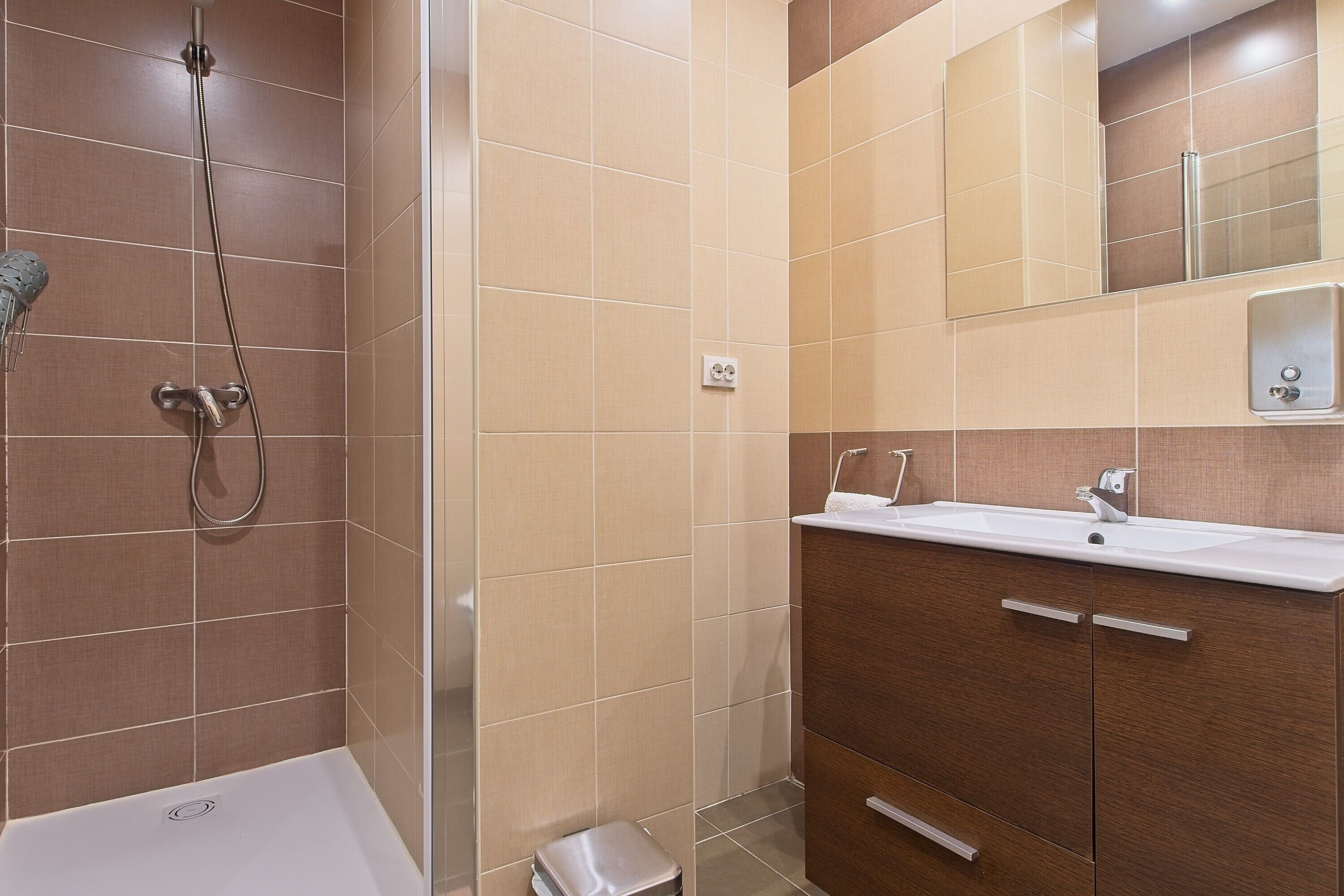 Une salle de bain avec une baignoire, une douche, un lavabo et un miroir.