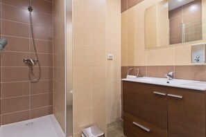 Een douche, een haardroger, handdoeken