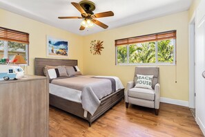 4 chambres, bureau, fer et planche à repasser, lit parapluie