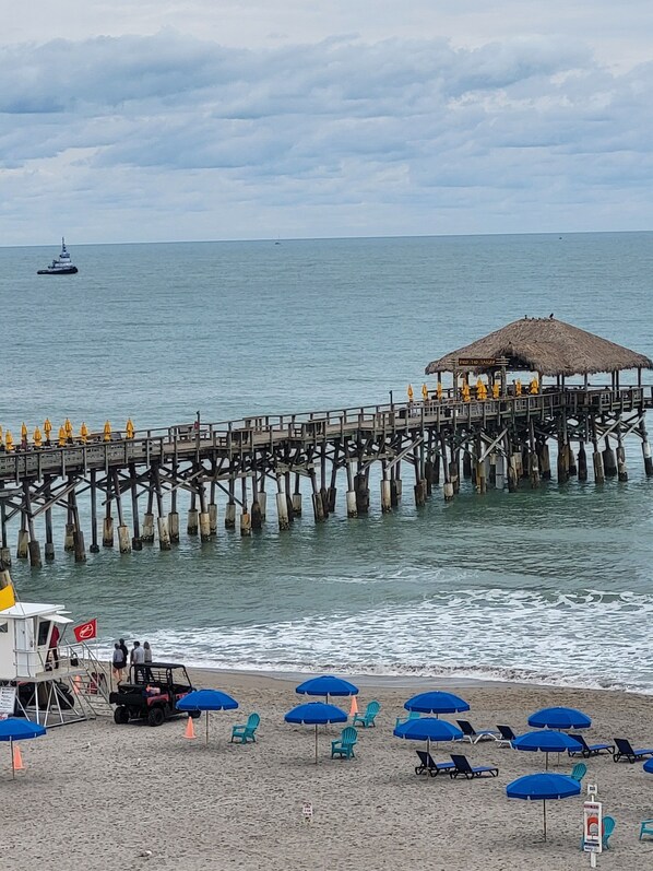 Beach nearby, sun-loungers, beach towels