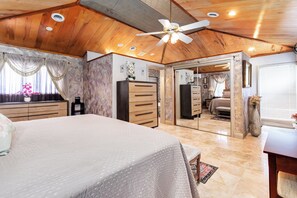 4 Schlafzimmer, Schreibtisch, Bügeleisen/Bügelbrett, Reisekinderbett