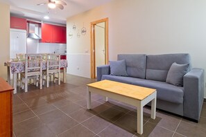 TV - Apartment 'Sardón De Los Frailes' with Lake View, Shared Pool and Wi-Fi (Sardón de los Frailes)