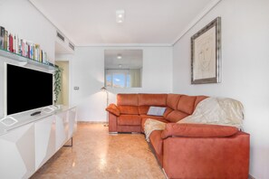 TV - Apartment 'Calpe Vistas Y Playa' with Sea View, Wi-Fi and Air Conditioning (Calpe)