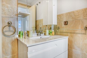 Dusche, kostenlose Toilettenartikel, Haartrockner, Handtücher