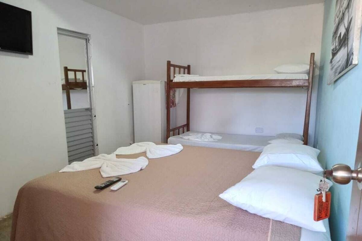 Cortinas blackout, tabla de planchar con plancha y ropa de cama 