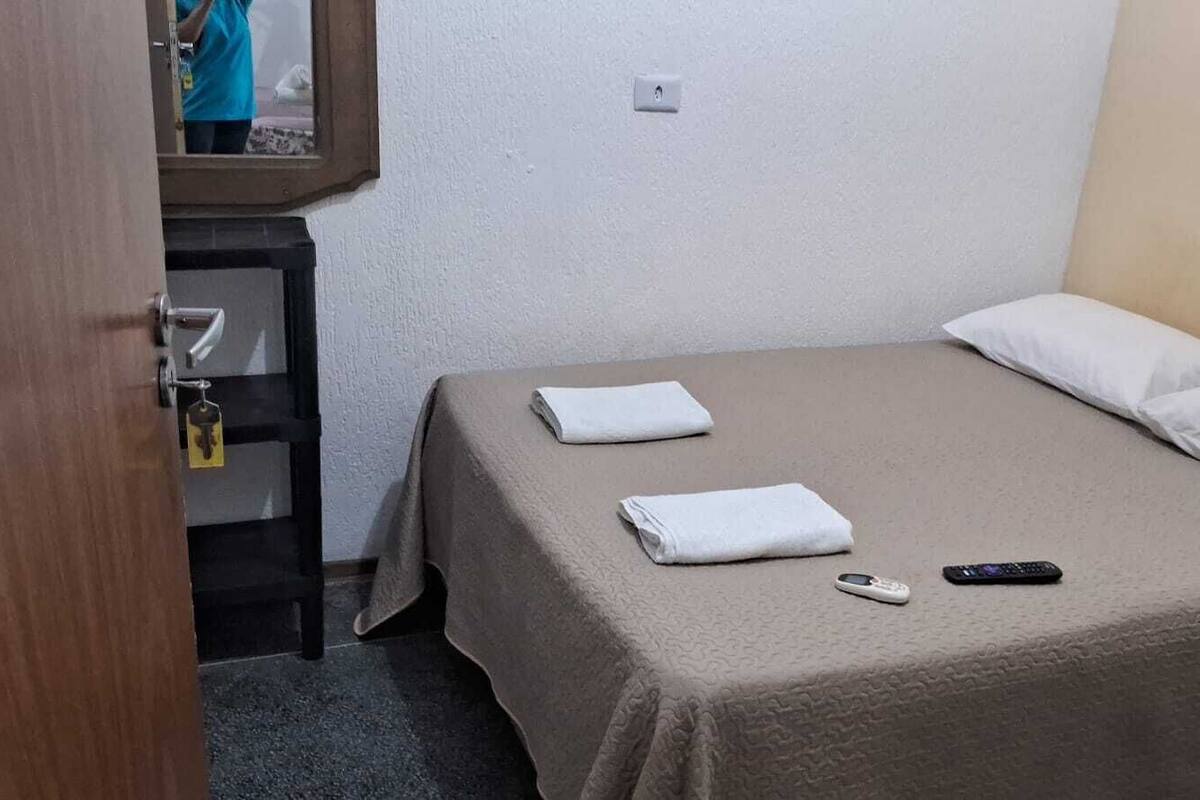 Cortinas blackout, tabla de planchar con plancha y ropa de cama 